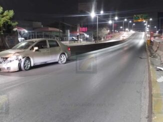 Automovilista pierde el control en curva y choca contra muro de contención