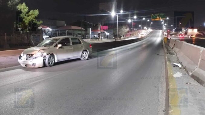 Automovilista pierde el control en curva y choca contra muro de contención