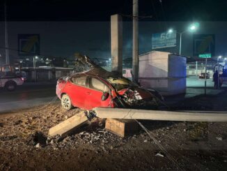 Automovilista pierde el control y derriba dos postes en Lombardo Toledano