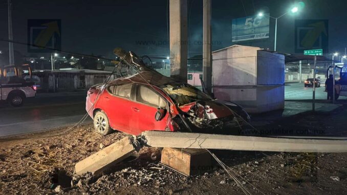 Automovilista pierde el control y derriba dos postes en Lombardo Toledano