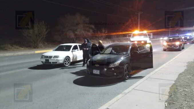 Conductora impacta contra vehículo descompuesto en el R. Almada