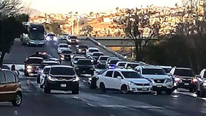 Resbalan y chocan 10 vehículos en El Canal por hielo en el asfalto