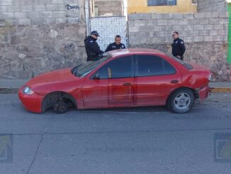 Accidente en el Juventud deja daños en tres vehículos y el responsable huye