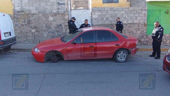 Accidente en el Juventud deja daños en tres vehículos y el responsable huye
