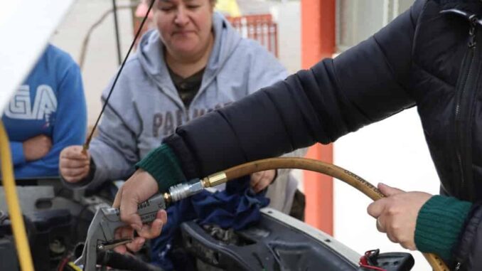 Capacitan municipio a mujeres con curso de mecánica automotriz