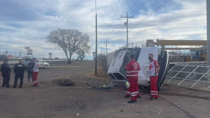 Choque volcadura en el Corredor Comercial deja una mujer Rarámuri sin vida