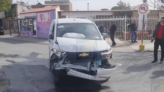 Omite alto y provoca choque en cruce de Arquitectura e Insurgentes