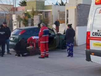 Mujer resulta atropellada por su propio vehículo en la colonia Atenas