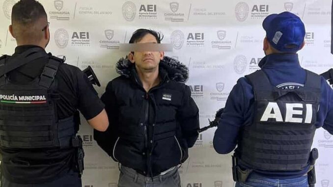 En cateo detienen a hombre por posesión de arma de fuego