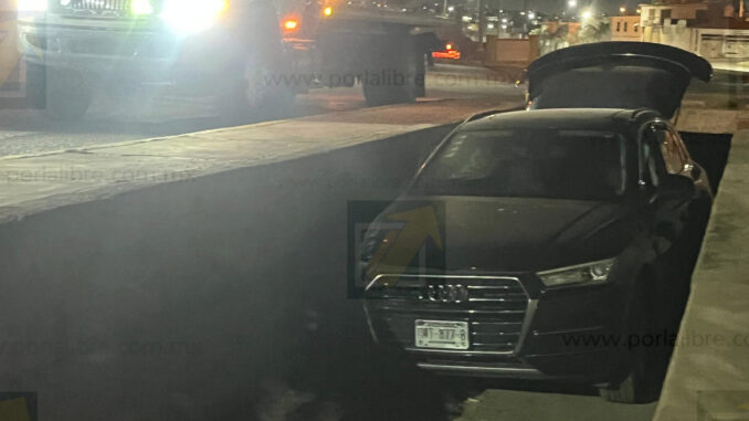 Conductora termina dentro de una canaleta en Bahía de San Quintín