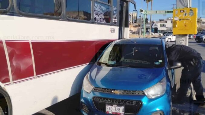 Conductor de plataforma invade carril y provoca choque alcance con un urbano; pasajeros lesionados leves