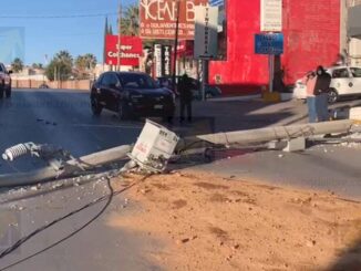 Conductor sufre desmayo al volante y derriba un poste con transformador