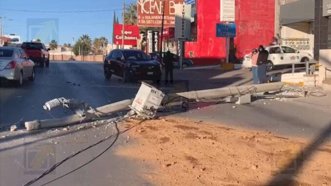 Conductor sufre desmayo al volante y derriba un poste con transformador