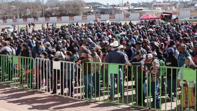 Entregan a más de 3 mil habitantes de Guachochi 2 mil 500 chamarras y 120 toneladas de maíz y frijol