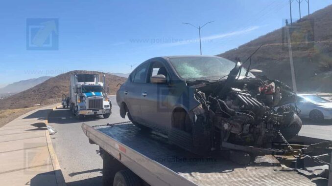 Conductor choca contra tráiler al perder el control de una curva en el R. Almada