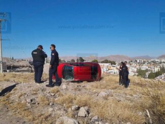 Vehículo vuelca en periférico de la Juventud; pareja resulta ilesa