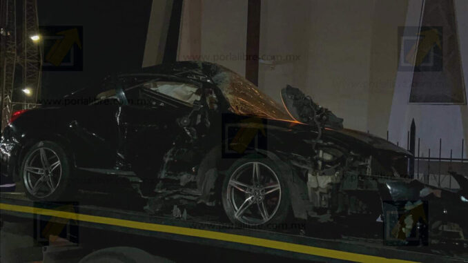 Vehículo vuela tras impacto de una conductora al perder el control en Juan Escutia y Tecnológico