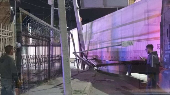 Accidente de tráiler bloquea avenida Pacheco y Canal