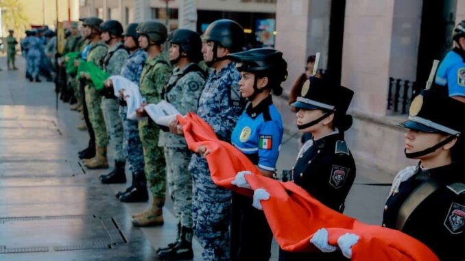 Conmemoran 108 aniversario de la Constitución Política con izamiento de bandera en Plaza de Armas