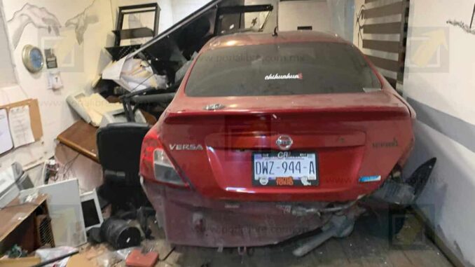 Conductora se estrella contra vehículo y una oficina al perder el control en la Deza y Ulloa; deja daños totales