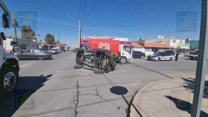 Omiten alto y chocan en calles de la colonia Revolución