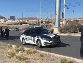 Volcadura en Vía Sicilia deja a conductora con lesiones menores