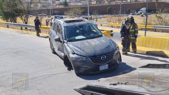 Vuelca en su Mazda tras maniobra para evitar a un perro