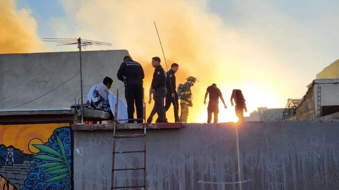 Rescatan a persona atrapada en incendio en colonia Morelos III en Juárez