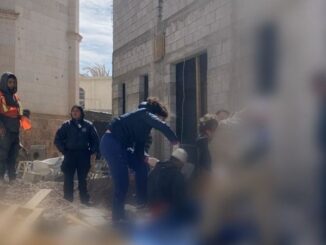 Ráfagas de viento derrumban barda y cae sobre trabajador