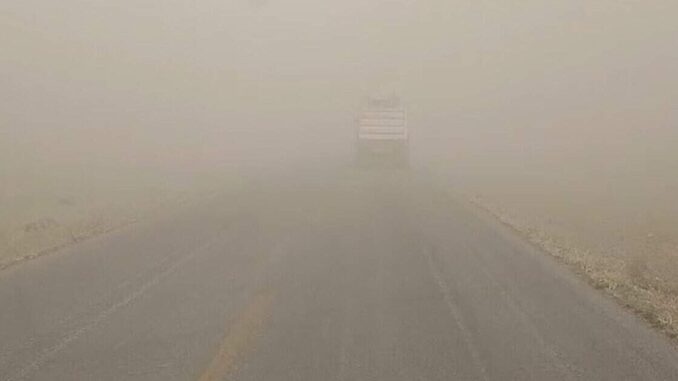 Cierran tramos carreteros por tolvaneras en la región noroeste; nula visibilidad
