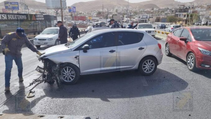 Choque en el Juventud contra muro ocasiona caos vehicular