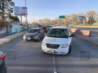 Choque contra camellón en la avenida Cantera genera caos vial
