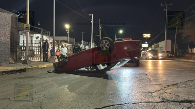 Conductor de vehículo se impacta contra poste y vuelca en avenida Zaragoza