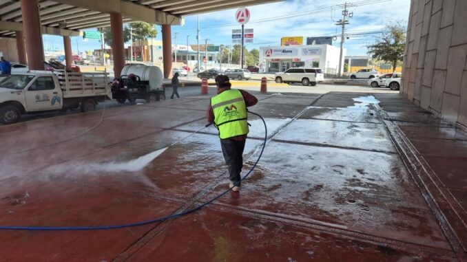 Limpia Municipio bajo puentes del Periférico de la Juventud