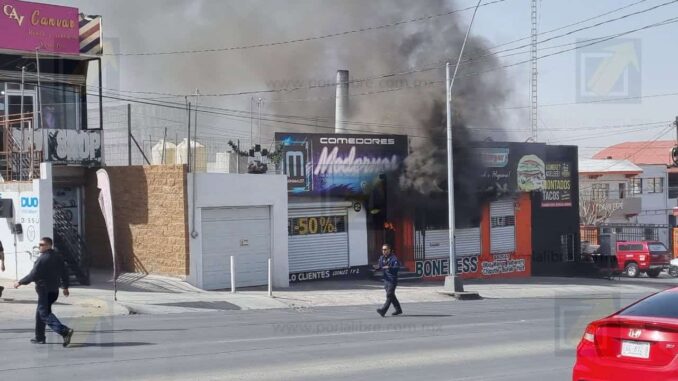 Se registra incendio por flamazo en negocio de hamburguesas de la avenida Pacheco