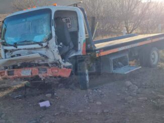Chofer de grúa resulta lesionado en accidente en carretera Delicias-Chihuahua