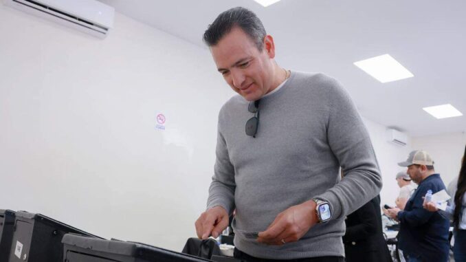 Acude alcalde Bonilla con su familia a votar en el Presupuesto Participativo 2025