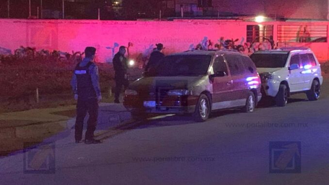 Hallan cuerpo encobijado dentro de una camioneta en la colonia Villa
