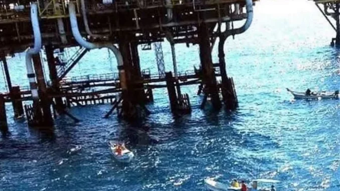 Asaltan plataformas petroleras de Pemex; reportan heridos