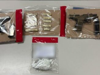 Capturan en cateo a pareja en posesión de armas y droga; el masculino contaba con dos órdenes de aprehensión