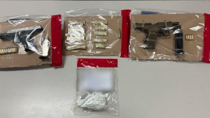 Capturan en cateo a pareja en posesión de armas y droga; el masculino contaba con dos órdenes de aprehensión