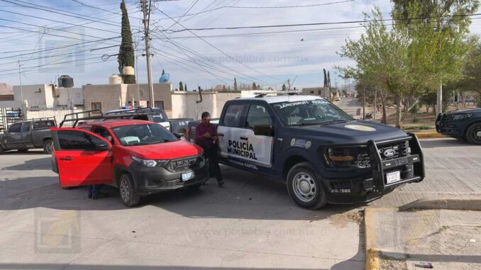 Choque entre patrulla municipal y camioneta deja a una agente lesionada