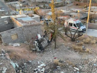 Mujer atrapada tras volcadura en barranco en la Prolongación 20 de Noviembre