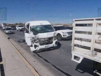 Chofer de transporte de personal se queda dormido y provoca carambola; dos pasajeros lesionados