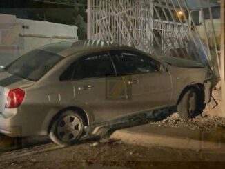 Conductora pierde el control y se impacta contra una vivienda en Villas del Rey