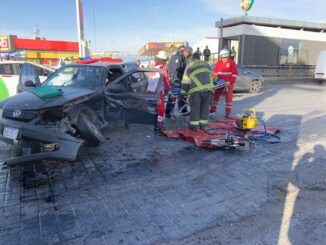 Conductora omite alto para ingresar a la Tecnológico; provoca choque y queda atrapada