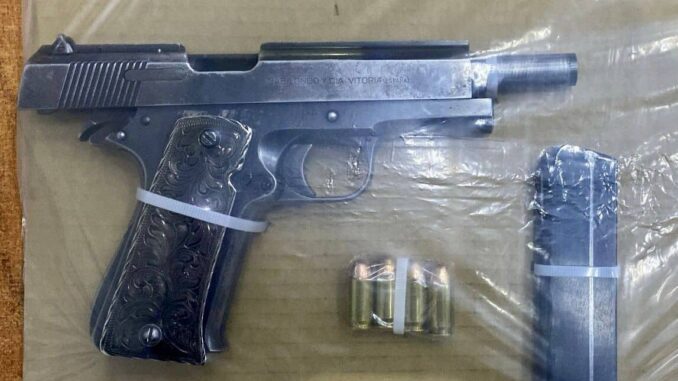 Detienen a adolescente armado que robó un celular