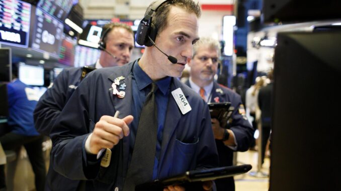 Wall Street cierra con notables caídas al confirmar Trump los aranceles a Canadá y México
