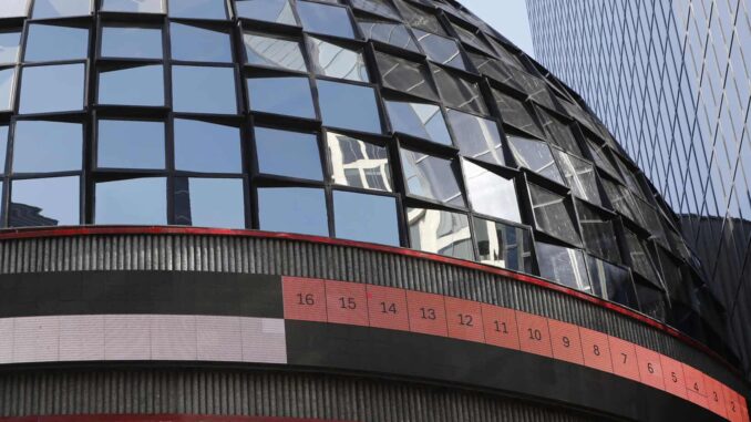 Peso se deprecia un 0.68% frente al dólar tras confirmación de aranceles de Trump