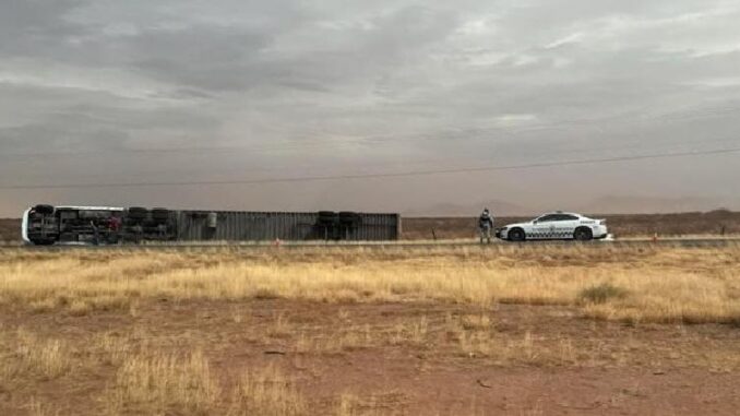 Se registra volcadura en la carretera Chihuahua-Juárez debido a fuertes vientos